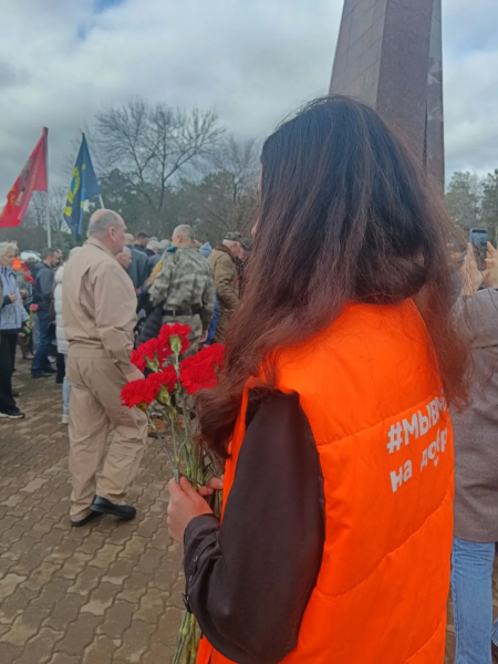 Помощь волонтёров муниципального штаба #МЫВМЕСТЕ в возложении цветов к памятнику "Сынам Кубани, павшим в Афганистане" 
