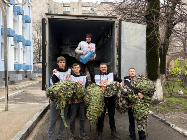 Помощь волонтёров муниципального штаба #МЫВМЕСТЕ в погрузке гуманитарной помощи