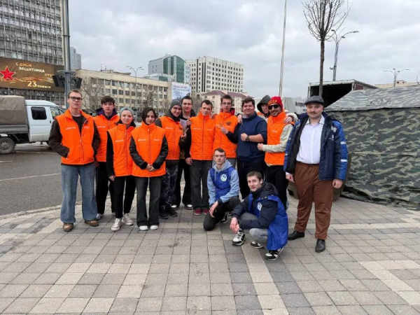 Помощь волонтёров муниципального штаба #МЫВМЕСТЕ в погрузке гуманитарной помощи