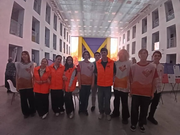 Помощь волонтеров муниципального штаба #МЫВМЕСТЕ в проведении открытого вокального фестиваля "Плечом к плечу III сезон" 