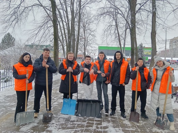 Помощь волонтёров муниципального штаба #МЫВМЕСТЕ в расчистке снега в городских общественных местах