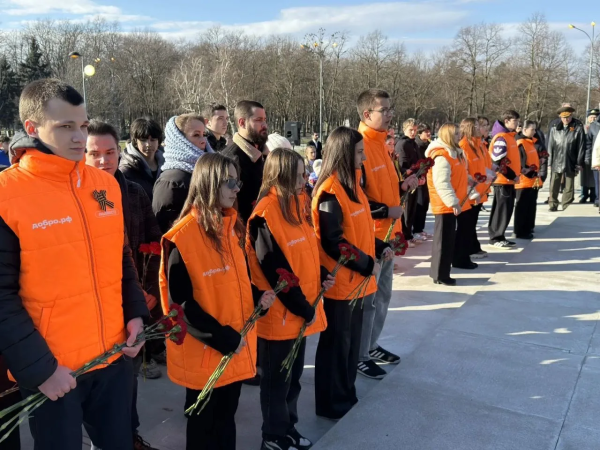 Помощь волонтёров муниципального штаба #МЫВМЕСТЕ в возложении цветов к памятнику 13 тысячас красноадрцев - жертвам фашистского террора