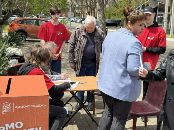 Помощь волонтеров муниципального штаба #МЫВМЕСТЕ в проведении акции "Письмо солдату"