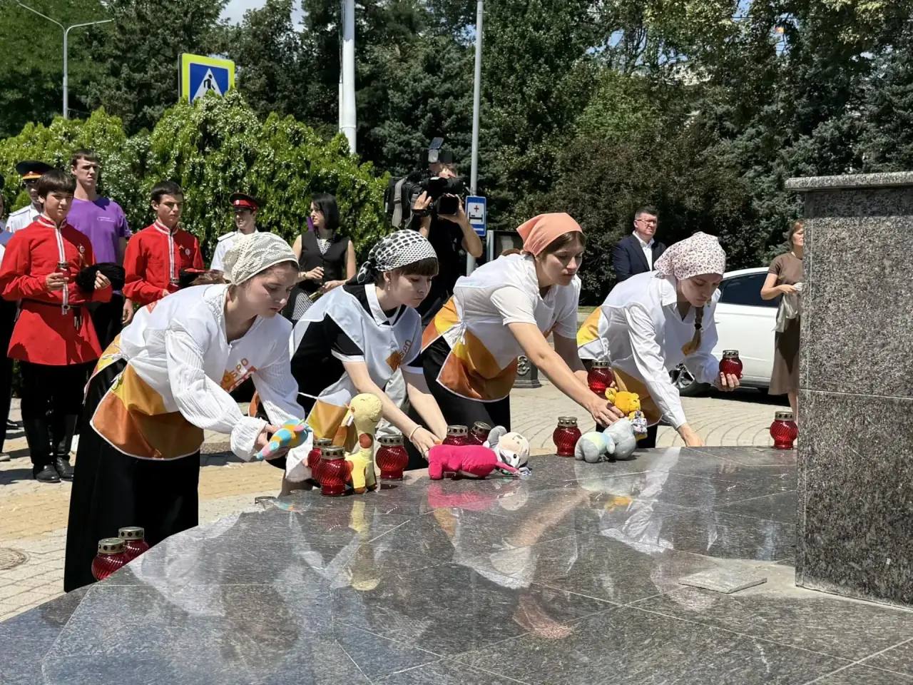Помощь волонтёров муниципального штаба #МЫВМЕСТЕ в проведении Памятного мероприятия, посвященного Дню памяти детей – жертв войны в Донбассе 