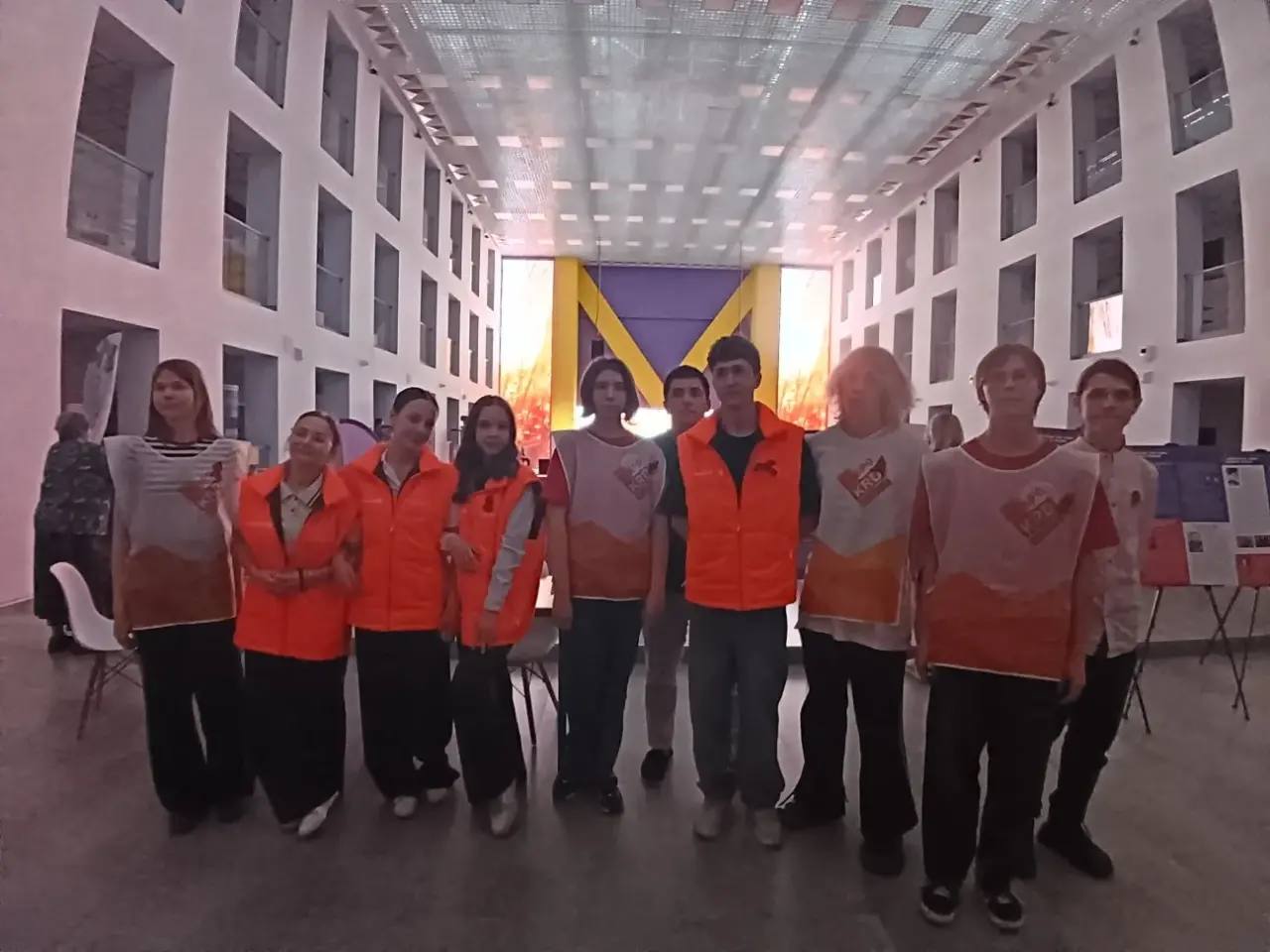 Помощь волонтеров муниципального штаба #МЫВМЕСТЕ в проведении открытого вокального фестиваля 