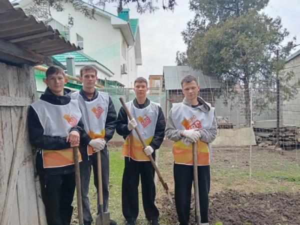 Помощь волонтёров муниципального штаба МЫВМЕСТЕ супруге бойца СВО в обработке земельного участка