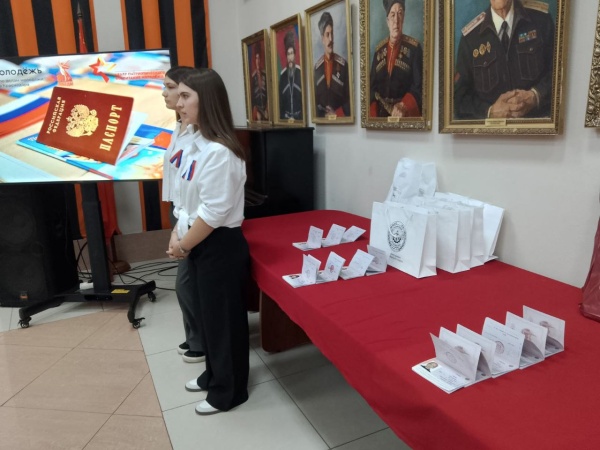 Помощь волонтёров муниципального штаба #МЫВМЕСТЕ в Торжественном вручении паспортов молодым гражданам.