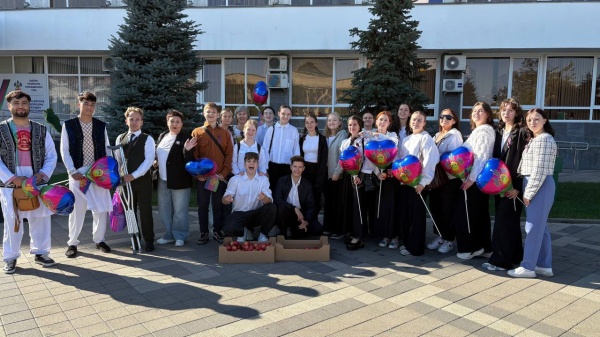 Помощь волонтёров муниципального штаба #МЫВМЕСТЕ в соорганизации торжественного мероприятия, посвященного 80-летию со дня образования Краснодарского края
