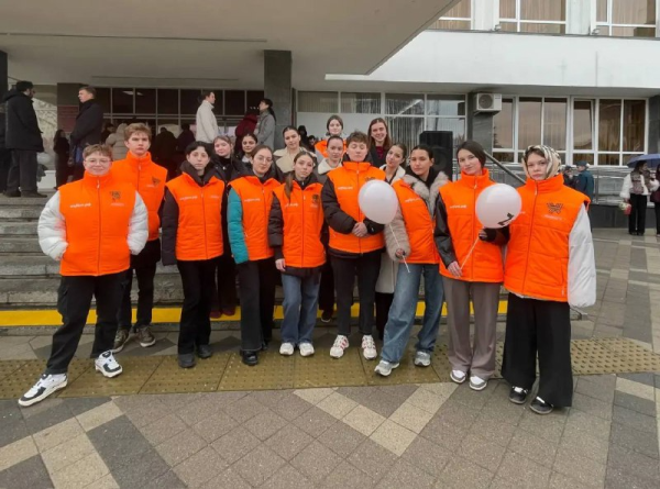 Помощь волонтёров муниципального штаба #МЫВМЕСТЕ в раздаче шаров на памятном мероприятии, посвященном годовщине начала специальной военной операции