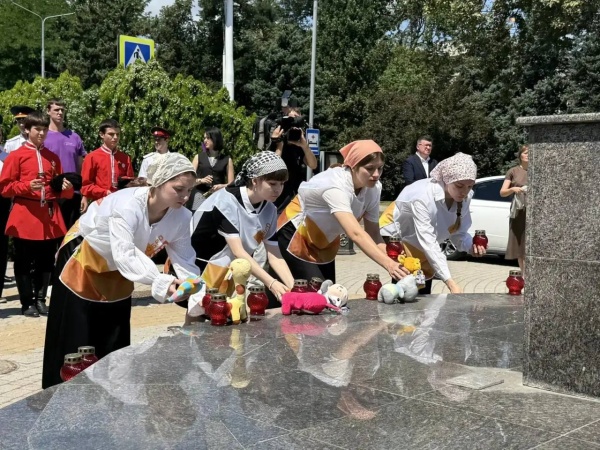 Помощь волонтёров муниципального штаба #МЫВМЕСТЕ в проведении Памятного мероприятия, посвященного Дню памяти детей – жертв войны в Донбассе 